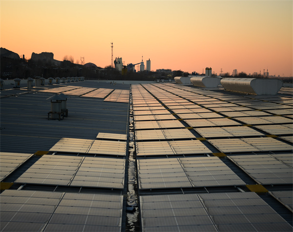 光伏發(fā)電屋頂?shù)暮奢d問題（附彩鋼瓦荷載預(yù)判方法）